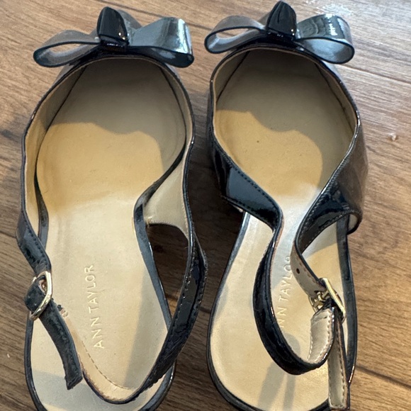 Ann Taylor Black Patent Bow Slingback Heels - Picture 2 of 5
